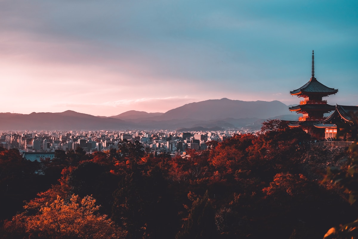 Pagoda de Kiyomizu-dera sobre Kioto al atardecer