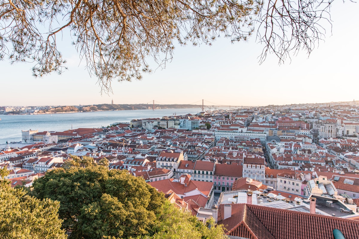 Tejados de Lisboa y el río Tajo al atardecer