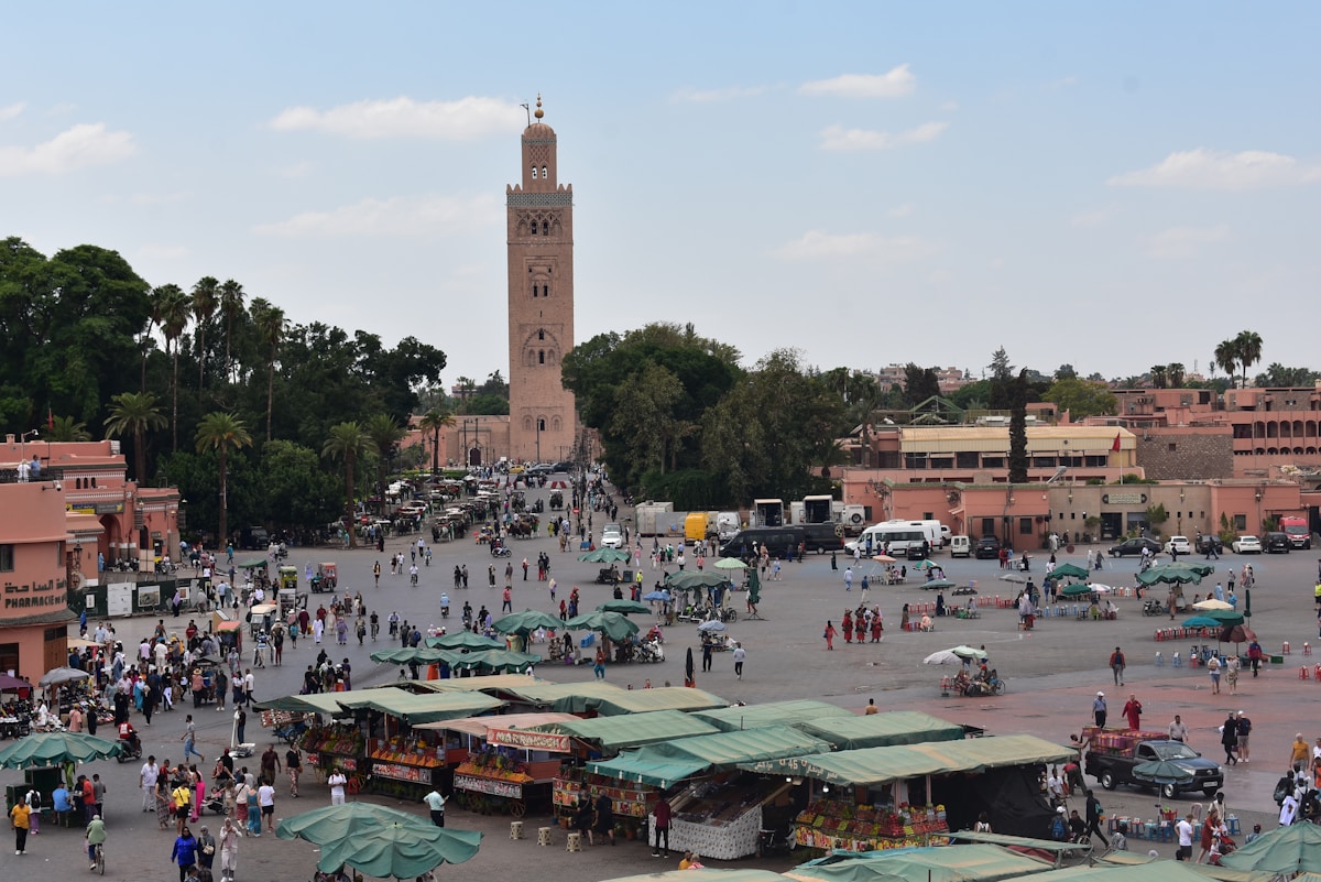 Plaza de Jemaa el-Fna con la mezquita Kutubía al fondo en Marrakech