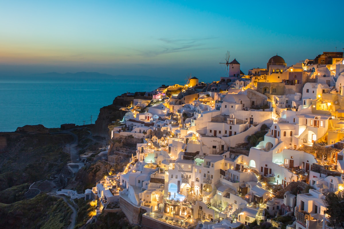 Casas blancas iluminadas al atardecer en Oia, Santorini