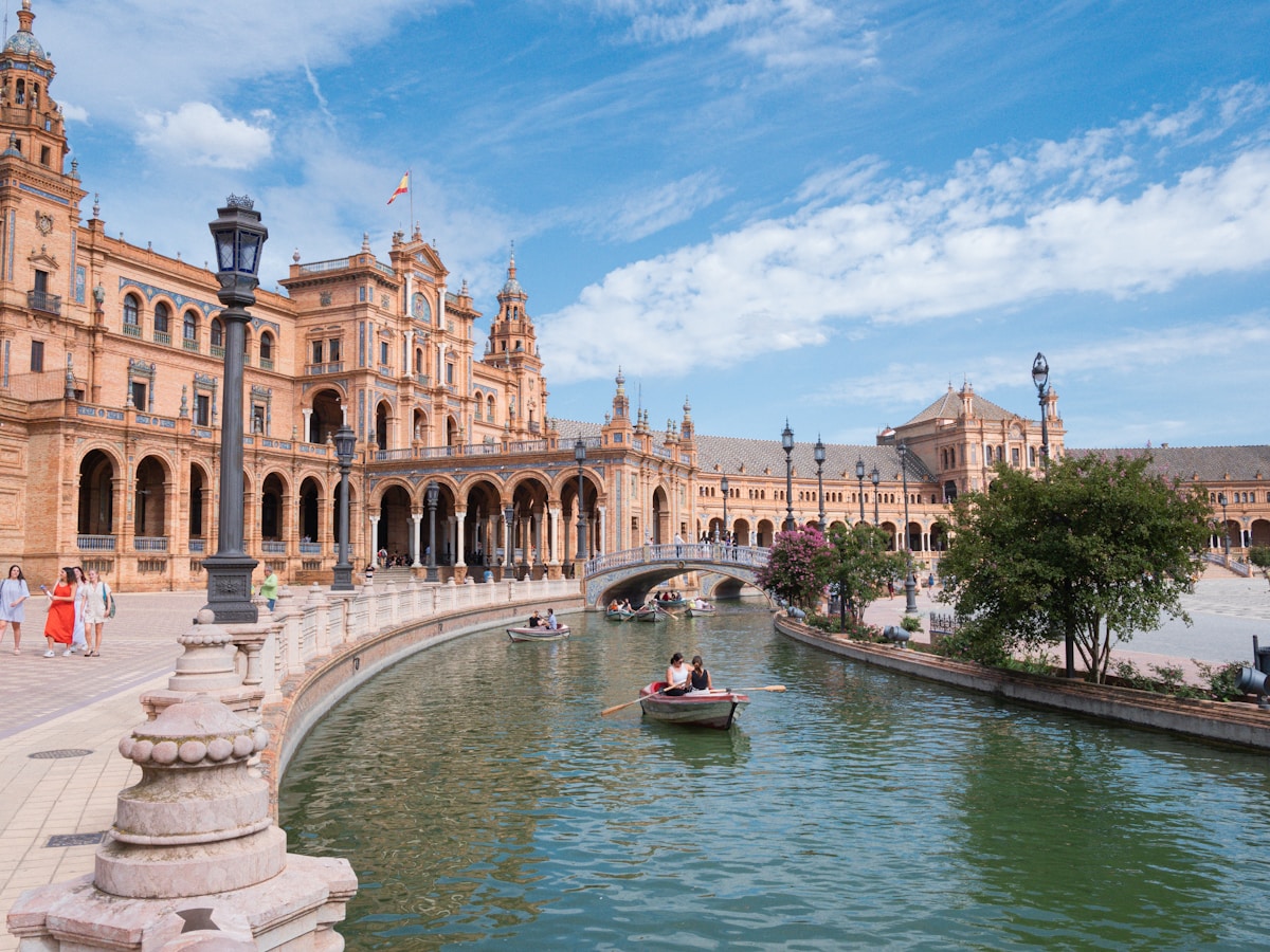 Plaza de España de Sevilla con su canal y una barca